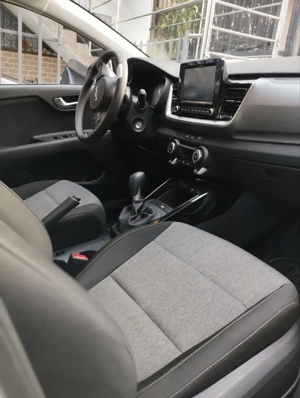 Interior of an executive SUV with ergonomic seats and air conditioning in Medellín